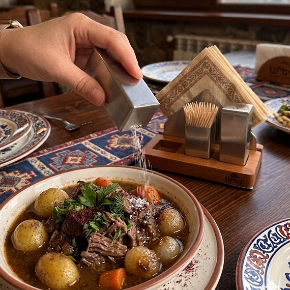 Salt & pepper shakerr / Napkin Holder 4 pcs