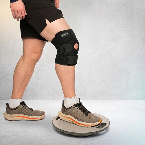 Knee brace with 3 fixing straps
