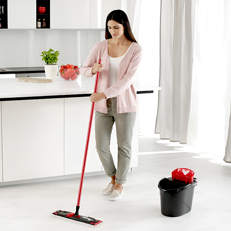 Mop with squeezing bucket