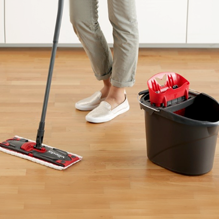 Mop with squeezing bucket